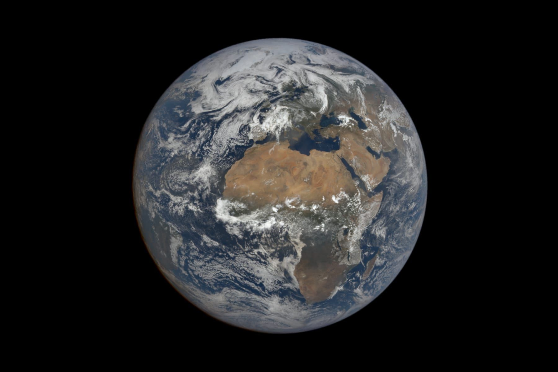 Disco intero della Terra visto dallo spazio, con Africa, Europa e l'Artico illuminato in alto