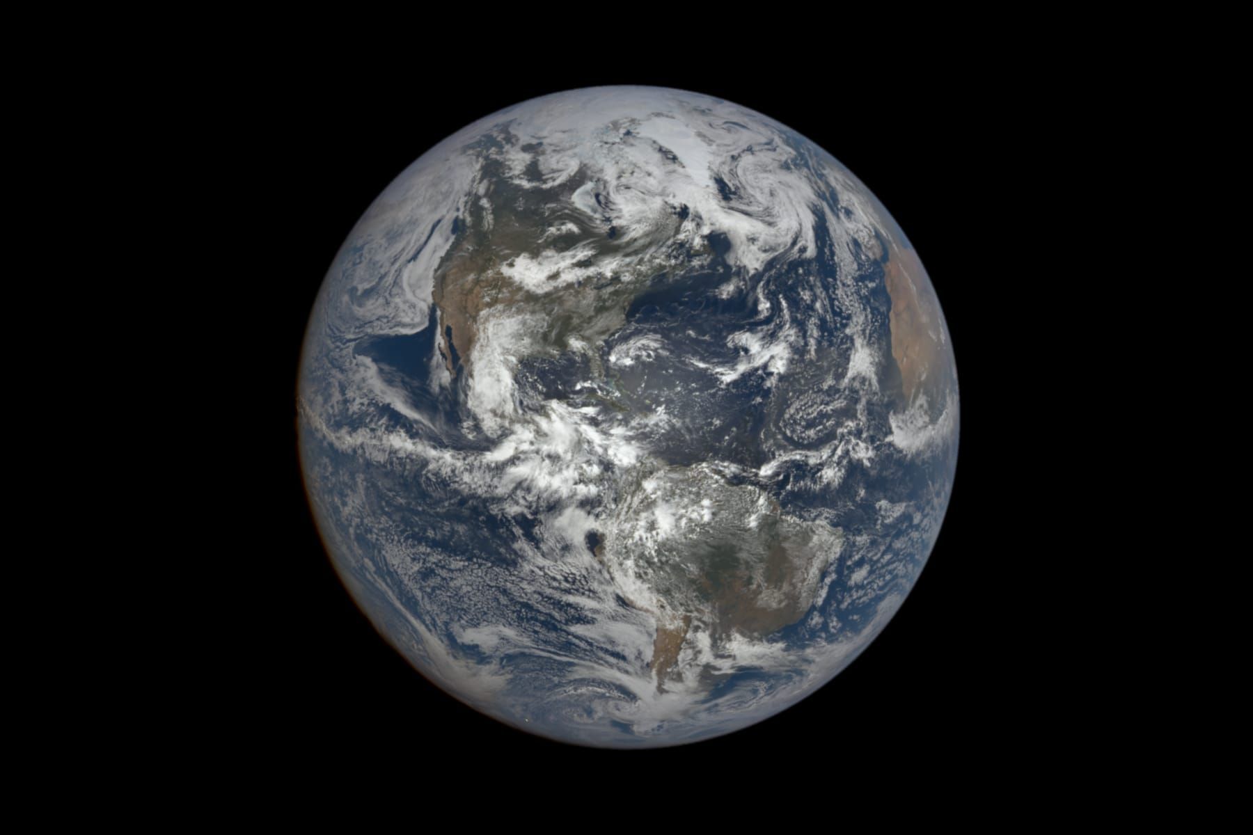 Disque entier de la Terre vu de l'espace avec les Amériques et, en haut, le Groenland et la banquise arctique ensoleillés